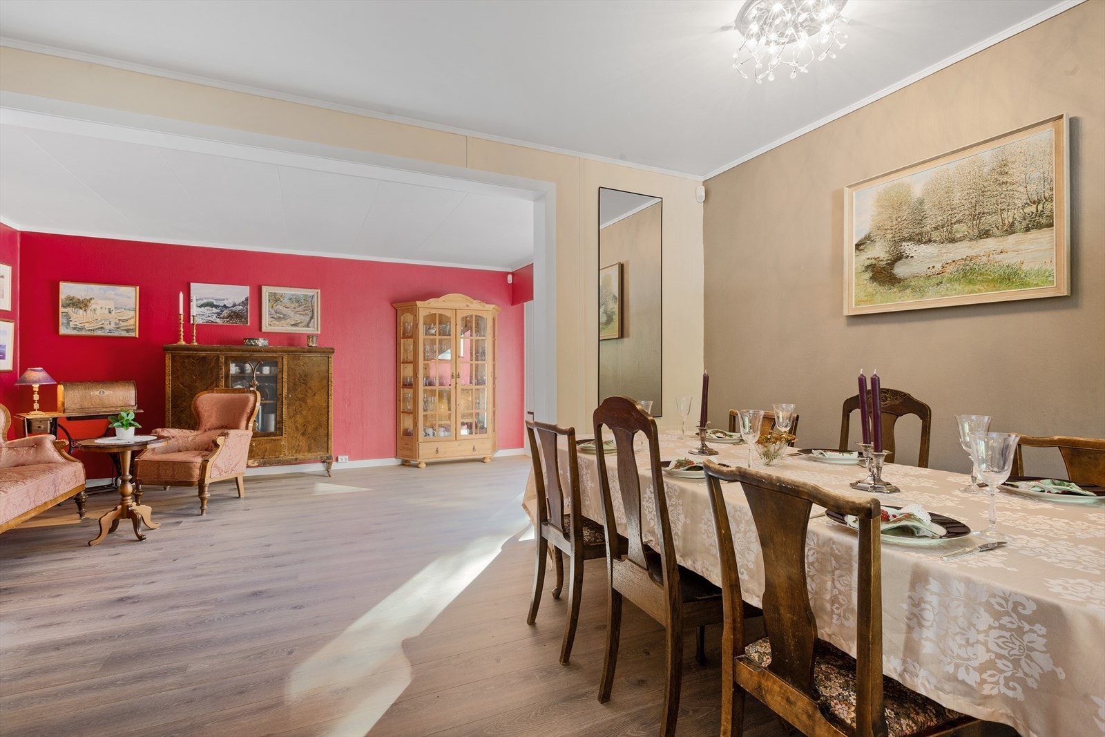 Spisestue og stue med utgang til terrasse og hage Galleribilde