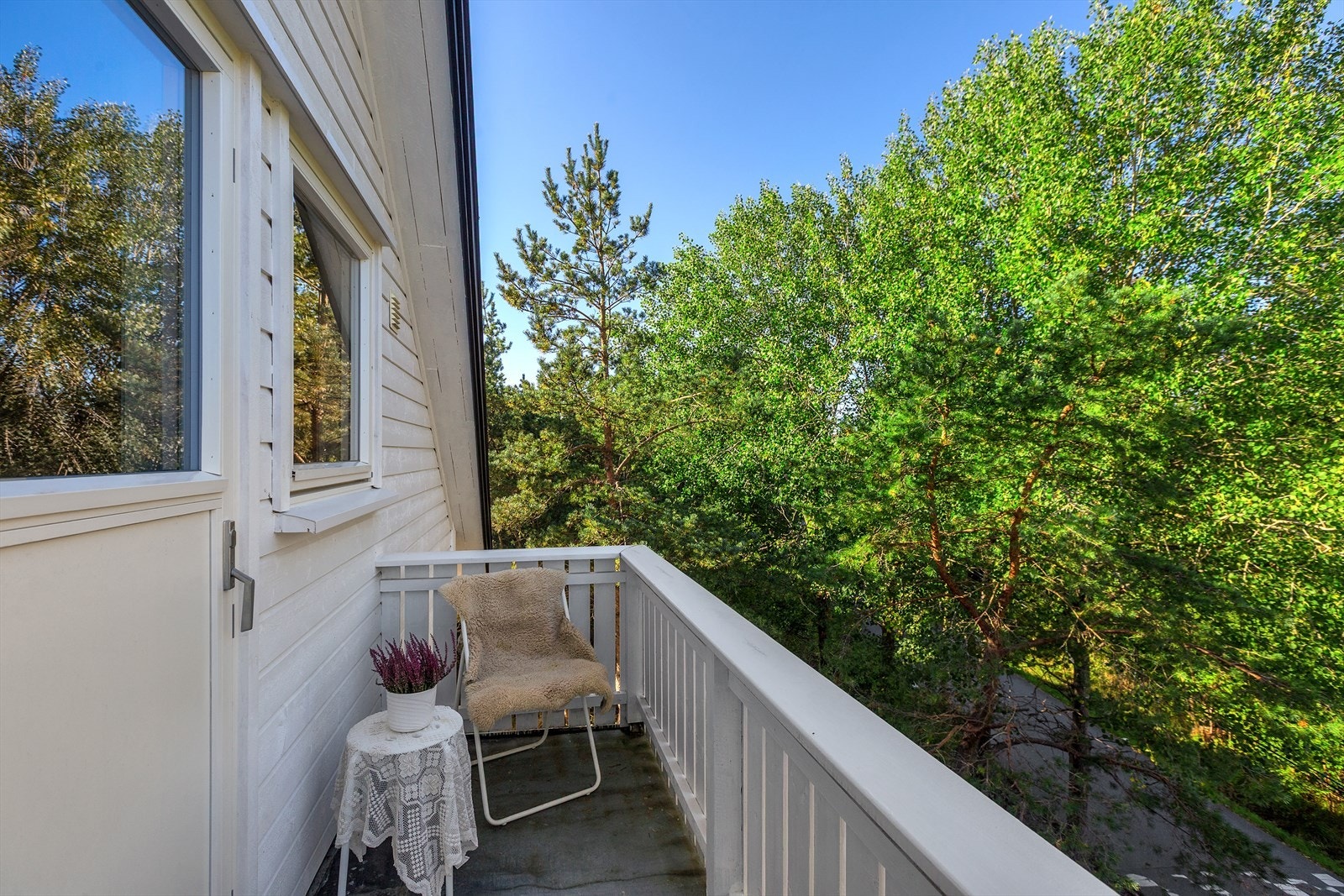 Balkong med utgang fra soverom i 2. etasje Galleribilde