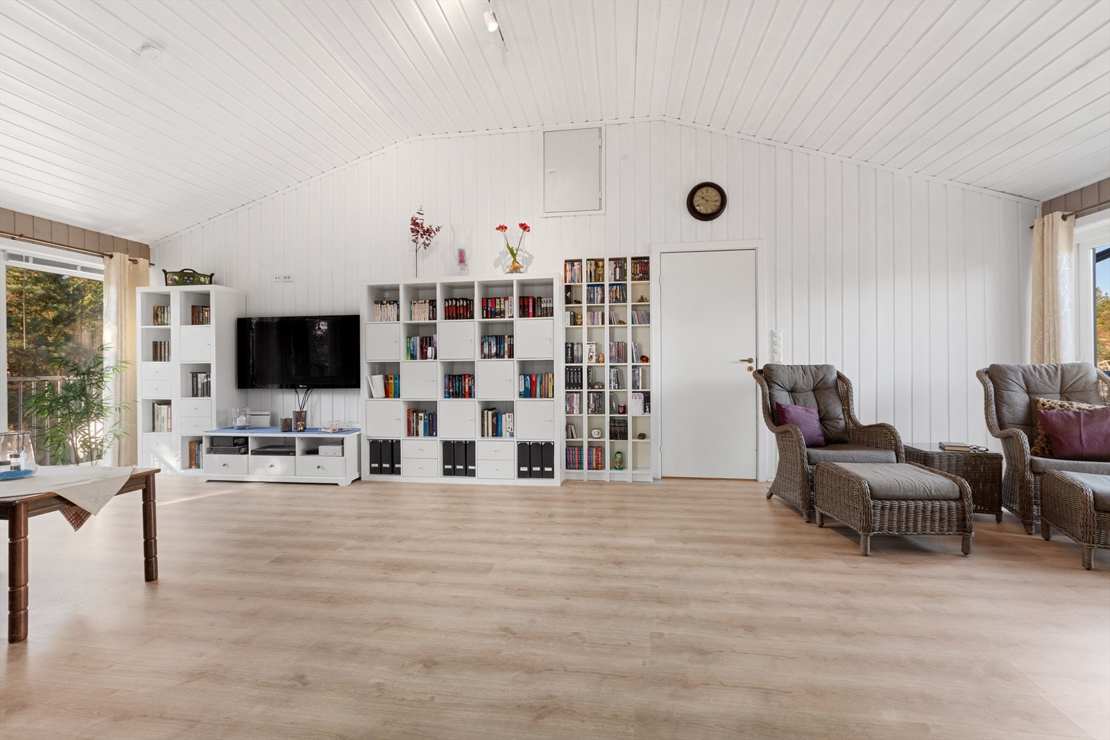 Romslig stue med sjenerøs takhøyde i 2. etasje Galleribilde