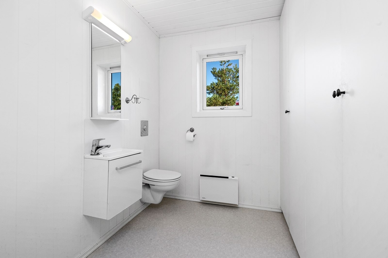 Toalettrom hybel har rikelig med lagringsplass og mulighet og plass til å lage opplegg for vaskemaskin Galleribilde