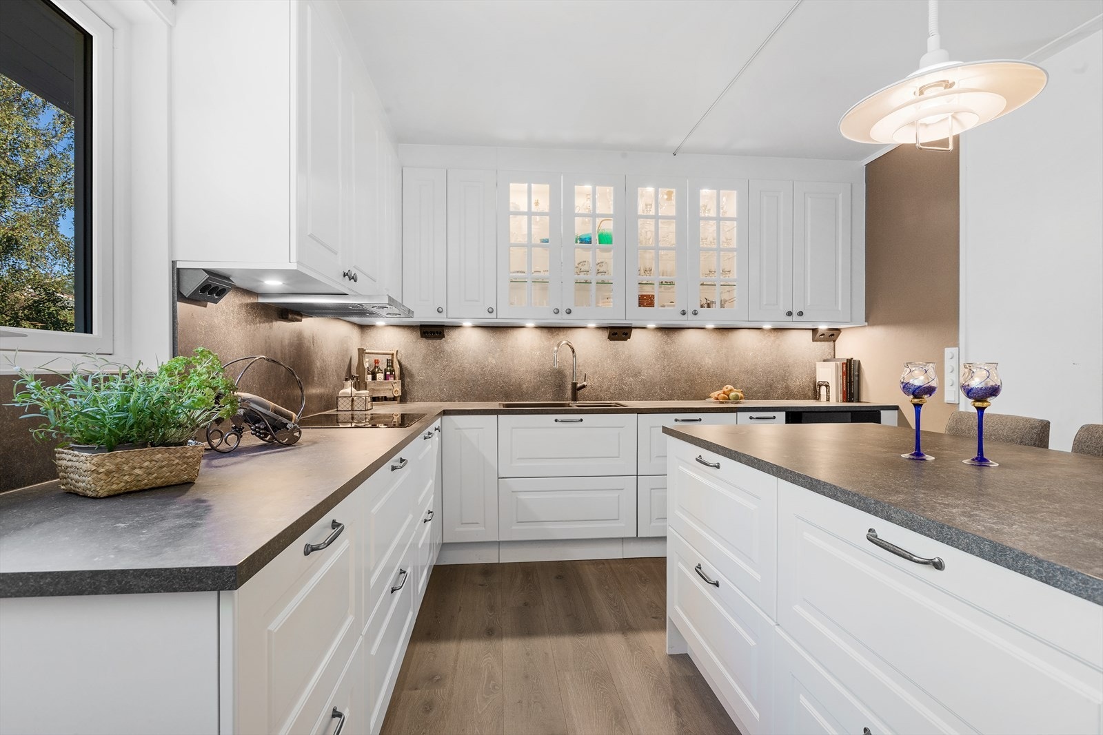 Romslig kjøkken med mye arbeidsplass og lagring i skuffer og skap Galleribilde