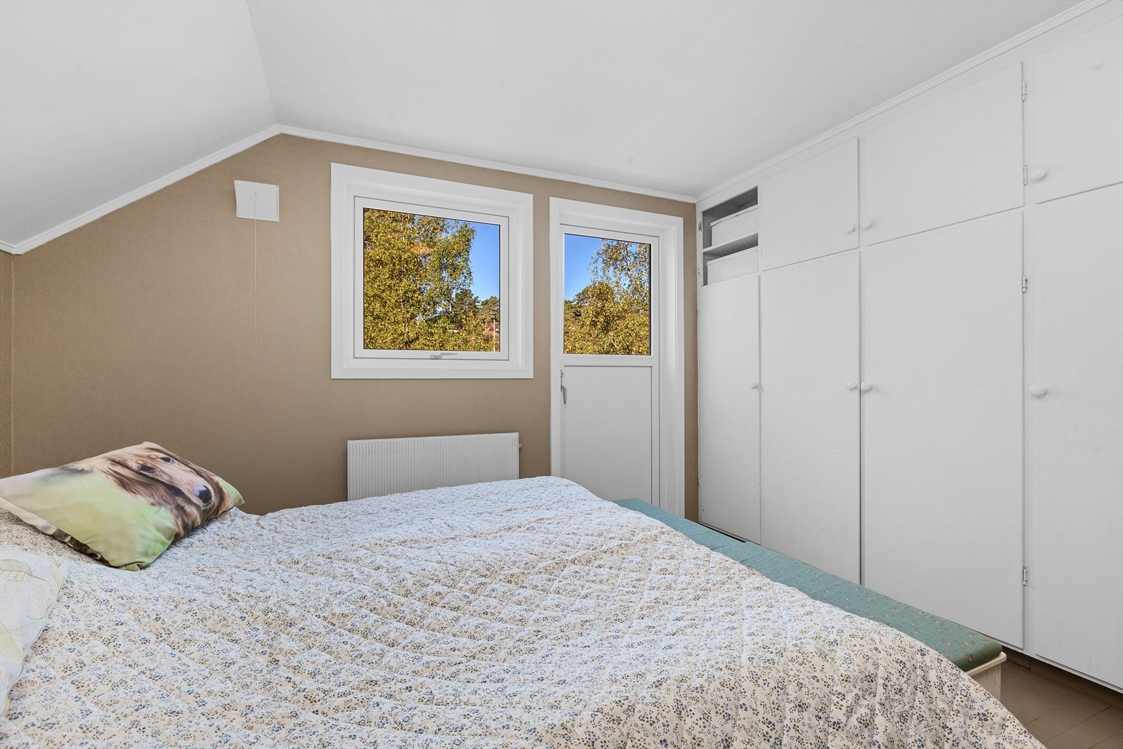 Soverom 1 har plassbygde garderobeskap Galleribilde