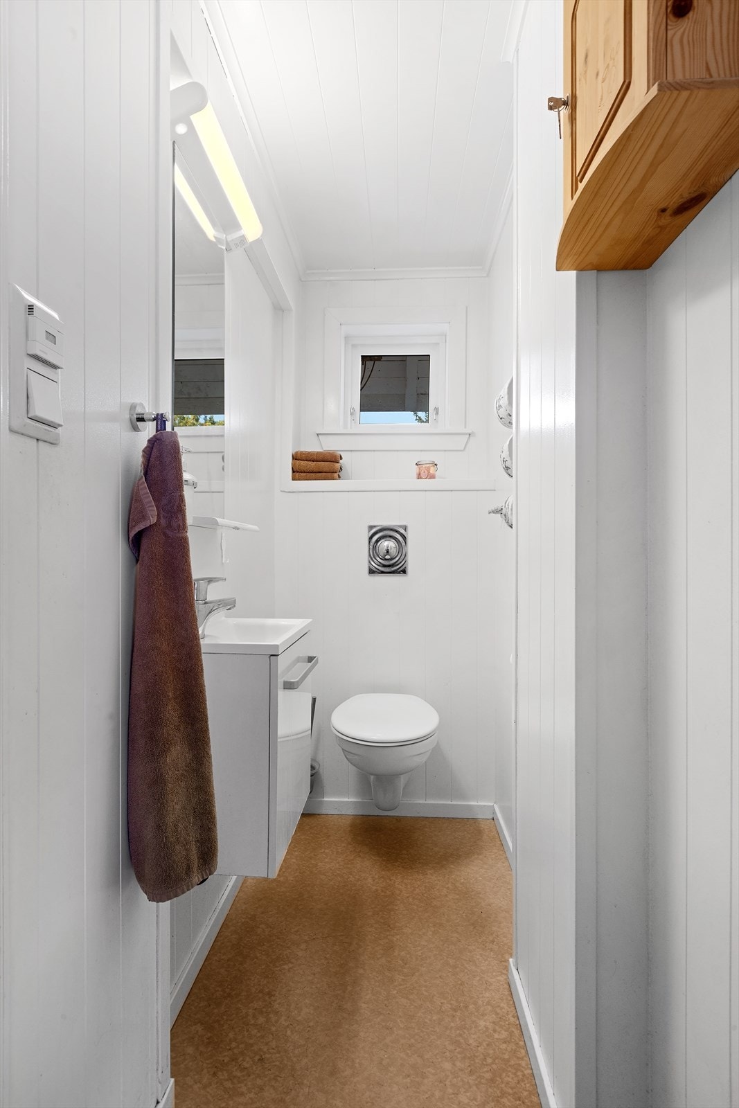 Toalettrom i 1. etasje har varmekabler på gulv Galleribilde