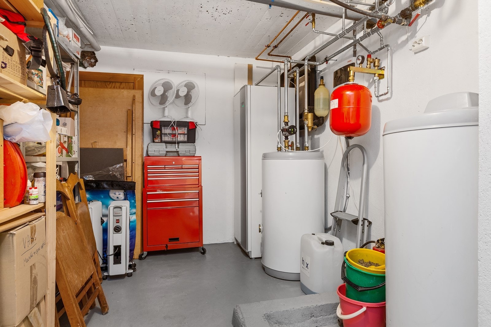 Bod og teknisk rom i underetasjen. Boligen ble oppgradert med bergvarme i 2014, og alle vann og avløpsrør frem til offentlig knytepunkt ble skiftet i 2022. Galleribilde