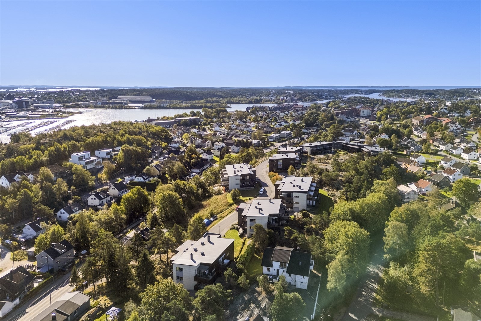 Parkveien ligger i stille og rolig område, med gangavstand til butikker, skoler, barnehager, idrettsanlegg, byferge m.m. Det er også sykkelavstand til sentrum Galleribilde