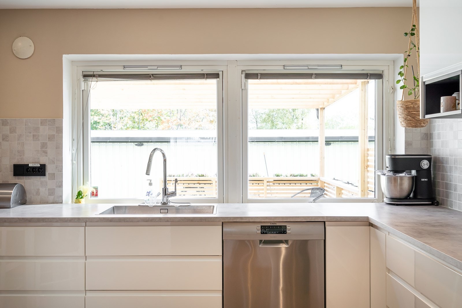 Lyst og luftig med naturlig lys. Galleribilde