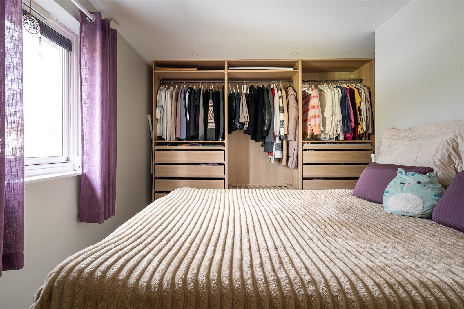 Soverom med rolig atmosfære og behagelig lys Galleribilde