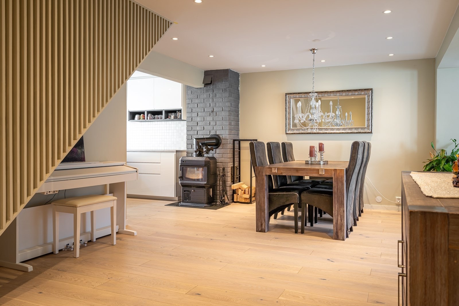 Innbydene spiseplass i tilknytning til kjøkkenet. Galleribilde