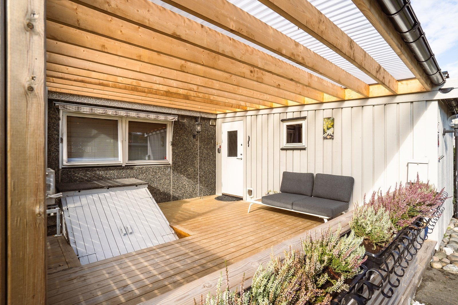 Inngangspartiet er overbygget og fresht. Her er det god plass til møblement, og tilkomst til kjellerbod. Galleribilde