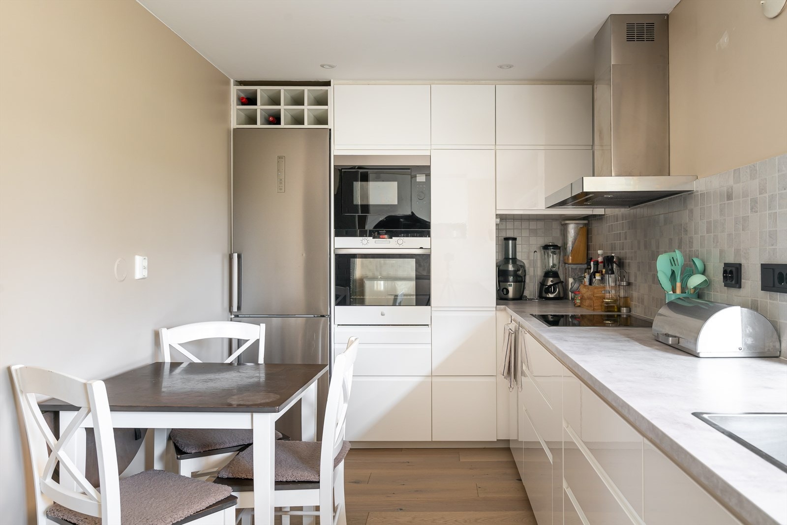 Moderne preg med plass til en sittegruppe. Galleribilde