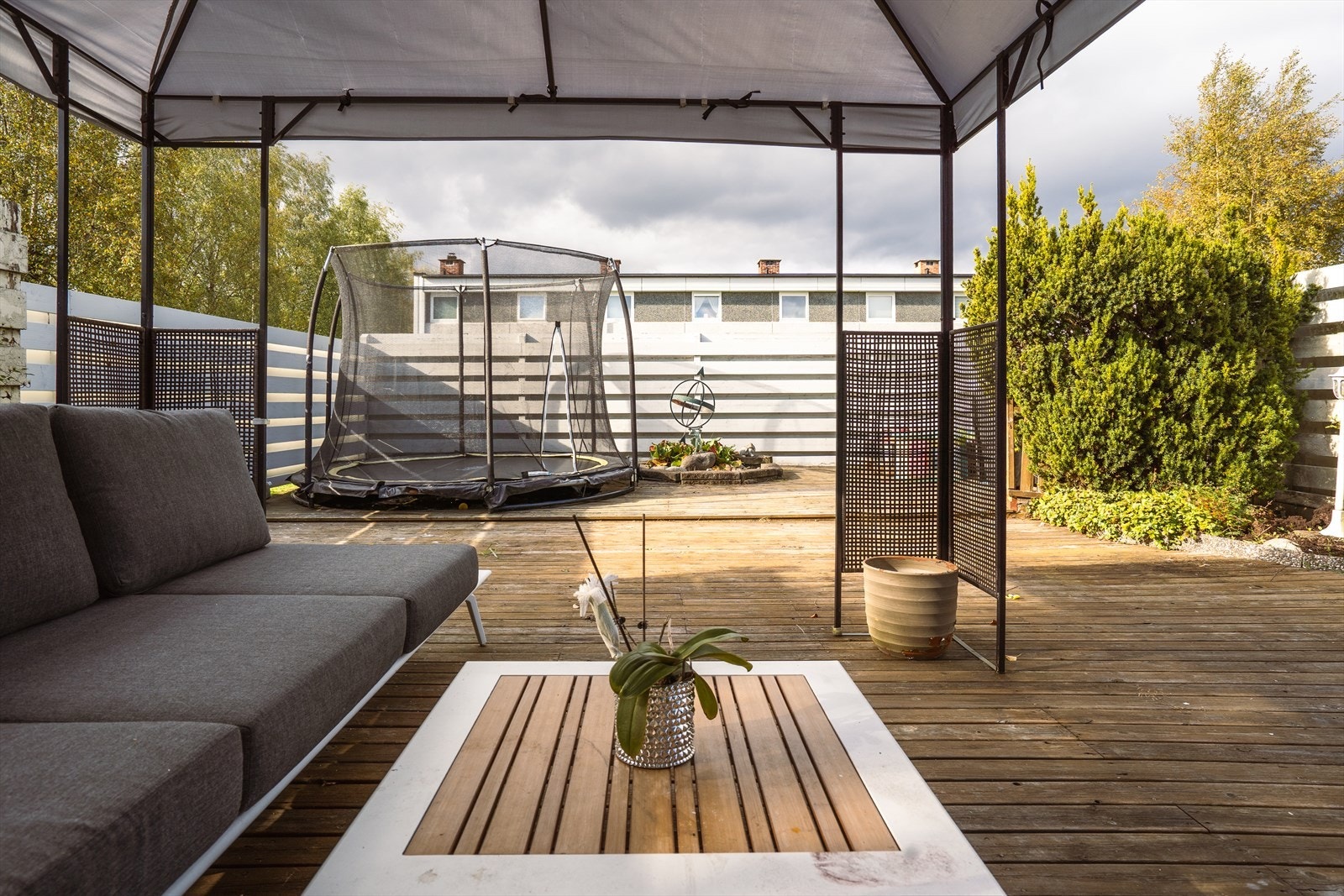 Herlig uteplass med rikelig plass til sosiale sammenkomster. Galleribilde