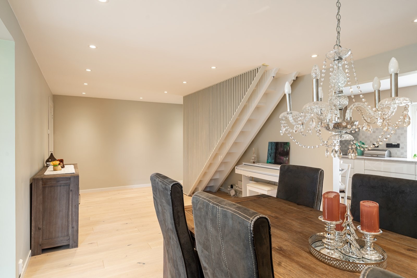 Romslig og pen spisestue med trapp opp til 2.Etasje Galleribilde