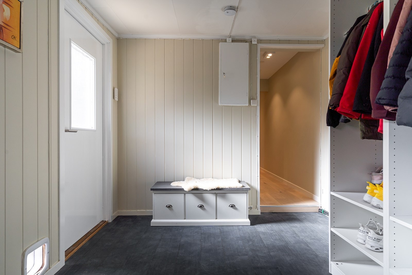 Entré med garderobeplass og praktisk planløsning. Galleribilde