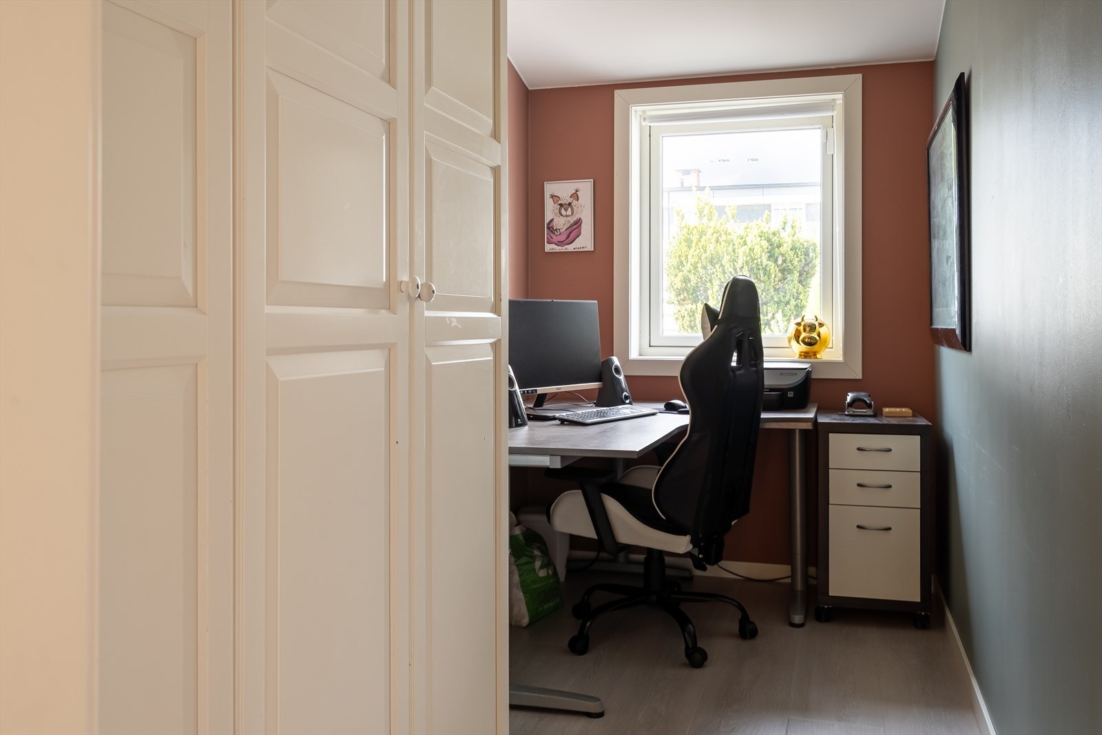 Kontor med plass til både arbeid og oppbevaring. Kan også brukes som et soverom nr.4 Galleribilde