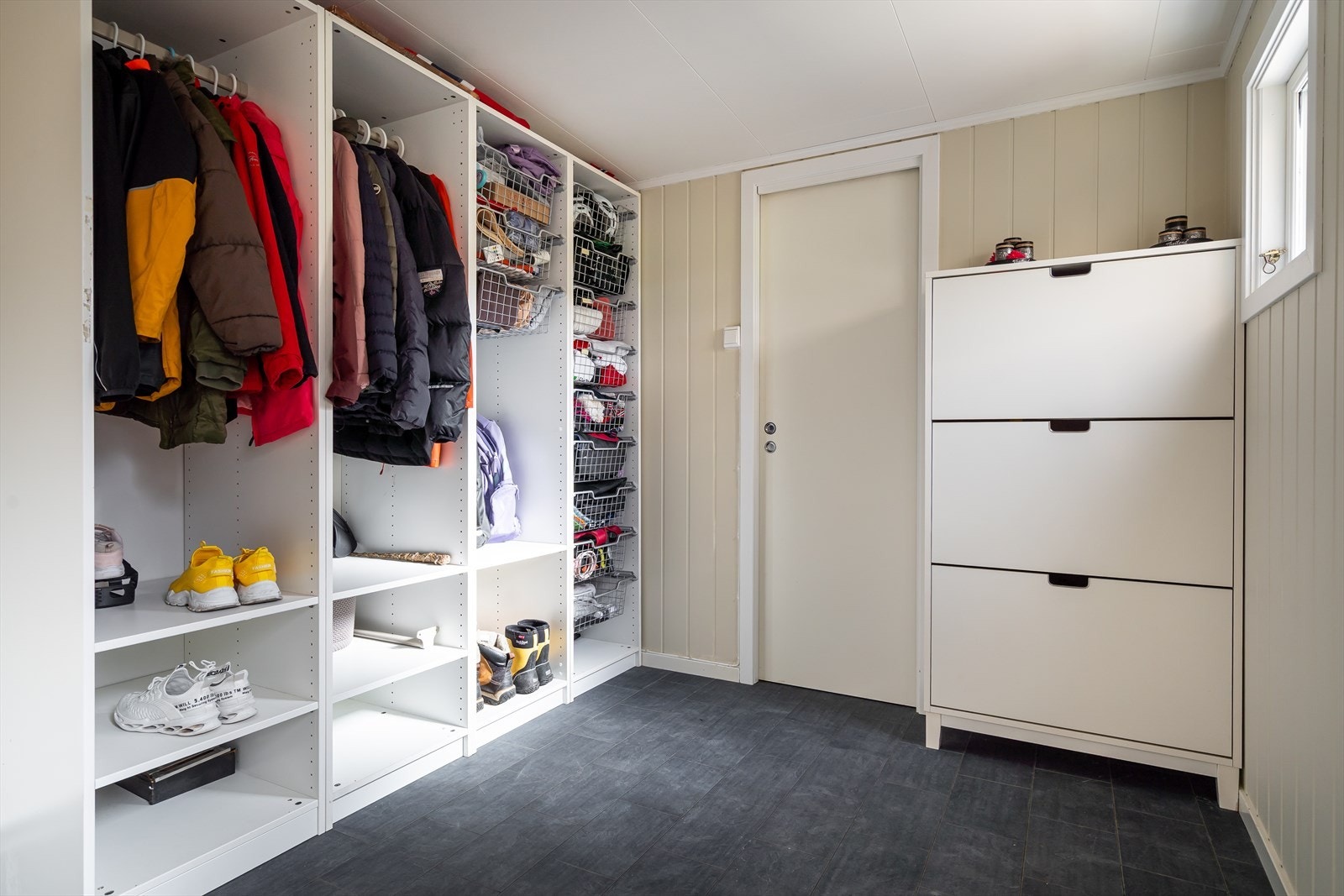 Garderobeløsning som gir effektiv lagringsplass. Galleribilde