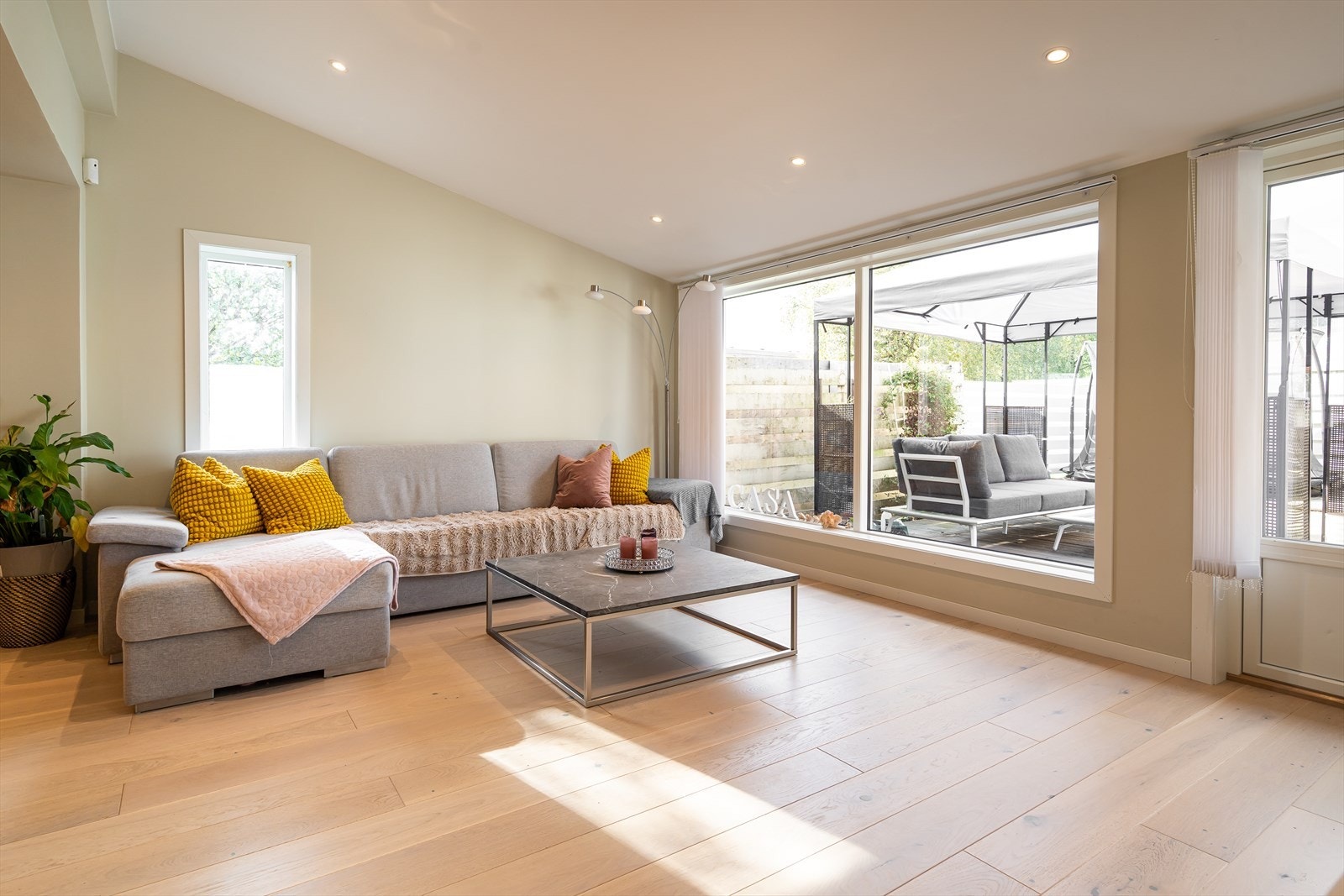 Sosial stue med god plass til en sofakrok. Galleribilde