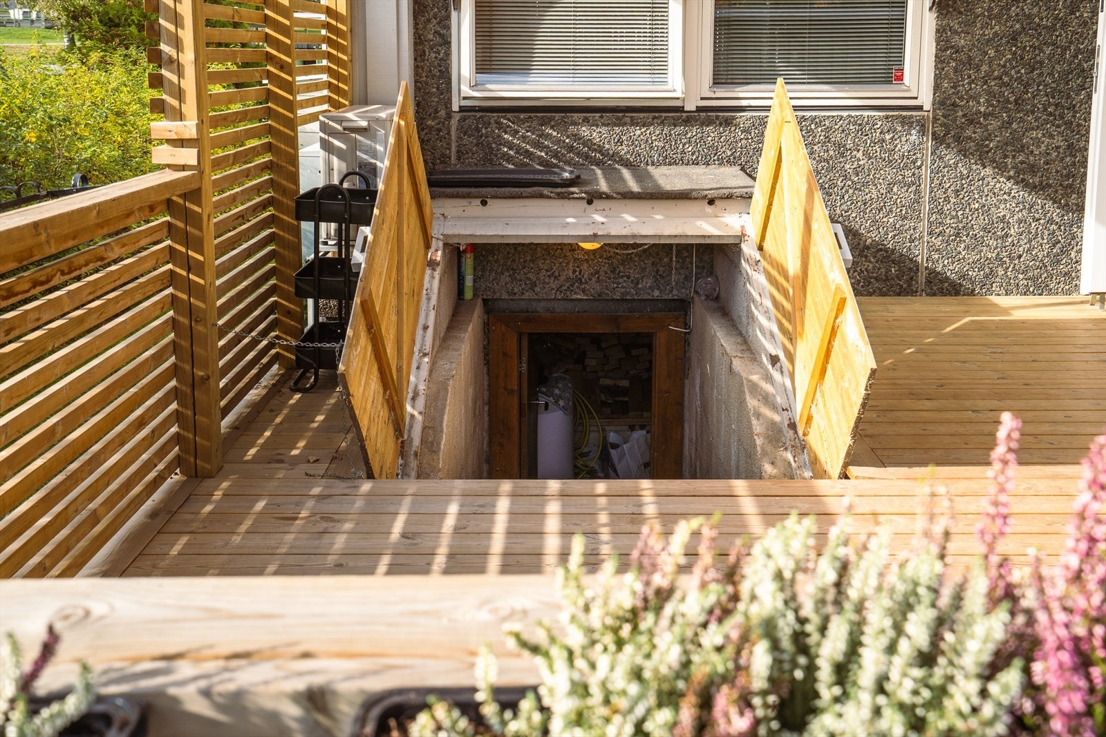 Fra inngangsparti er det tilkomst til kjellerbod. Galleribilde