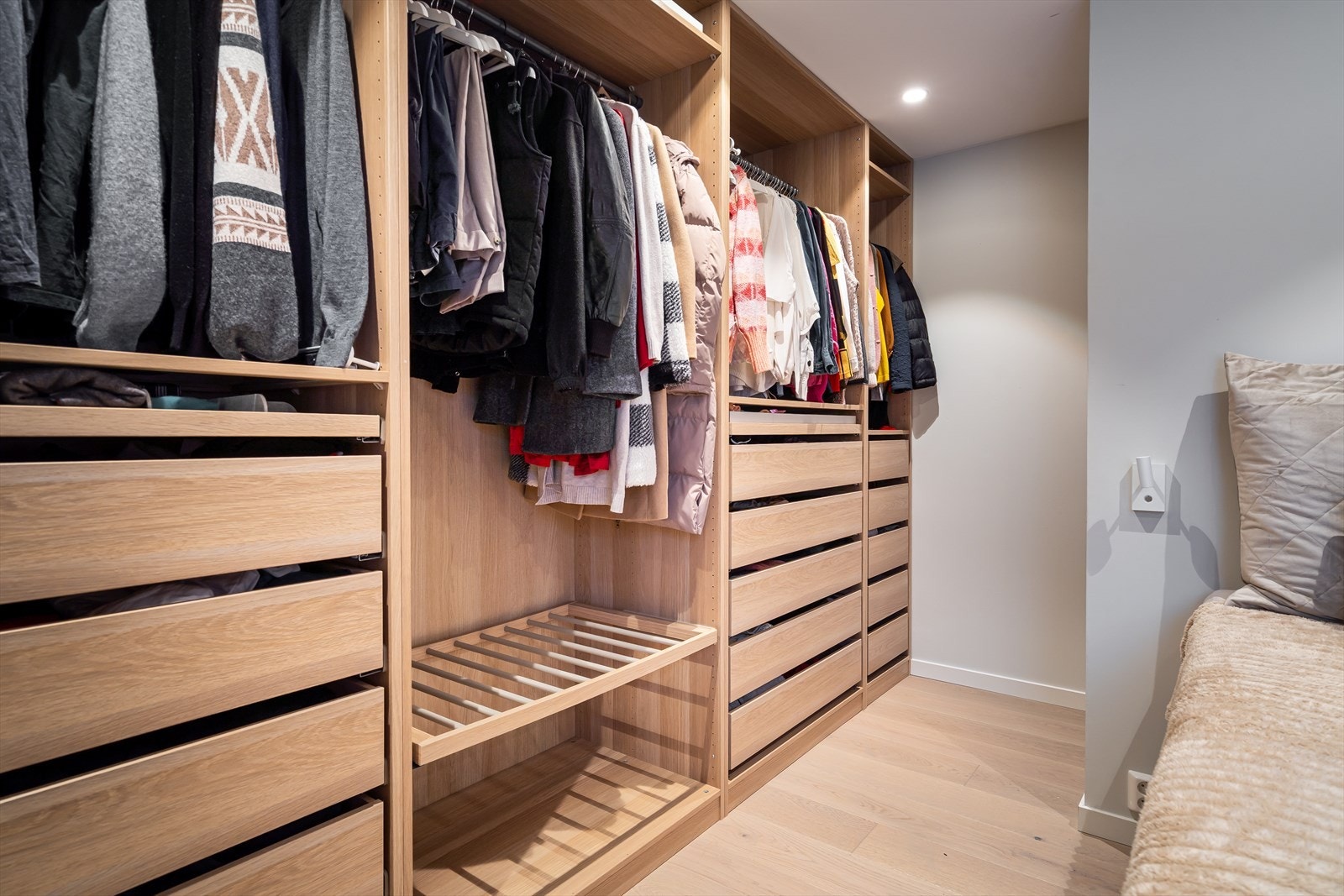 God oppbevaringsplass i garderobeskap på soverommet. Galleribilde
