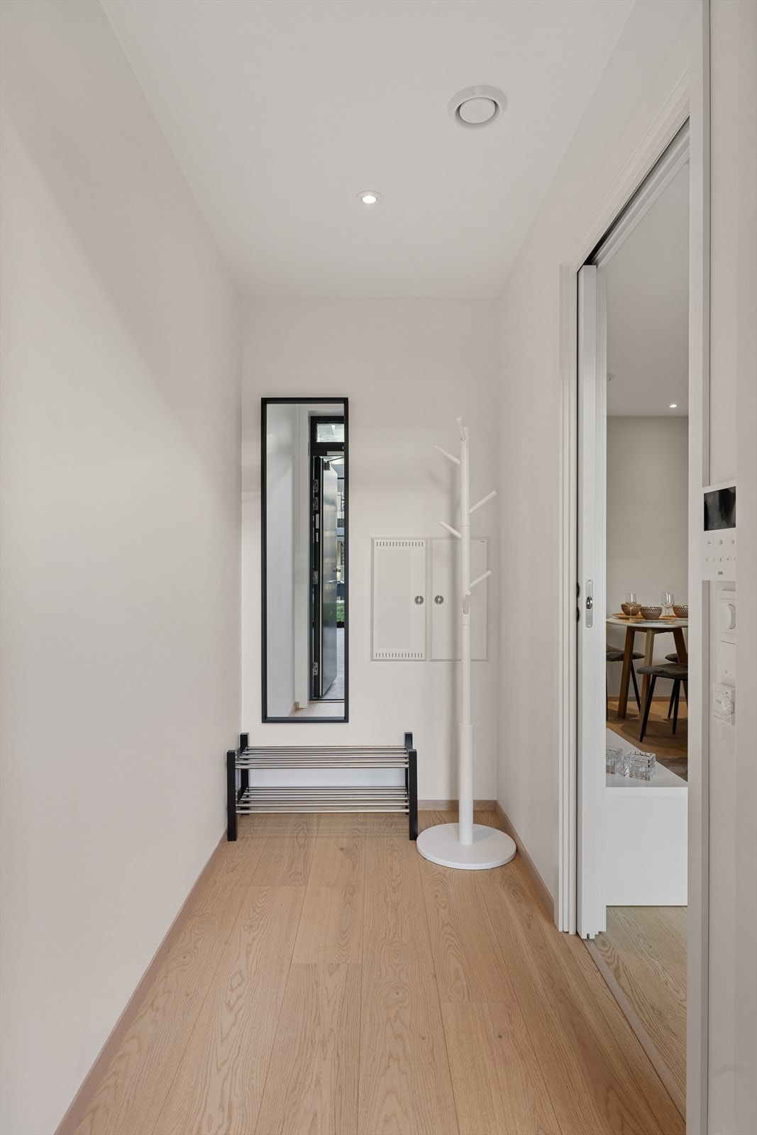 Innenfor døren møtes du av en lys og trivelig entré med plass til oppbevaring av yttertøy. Galleribilde