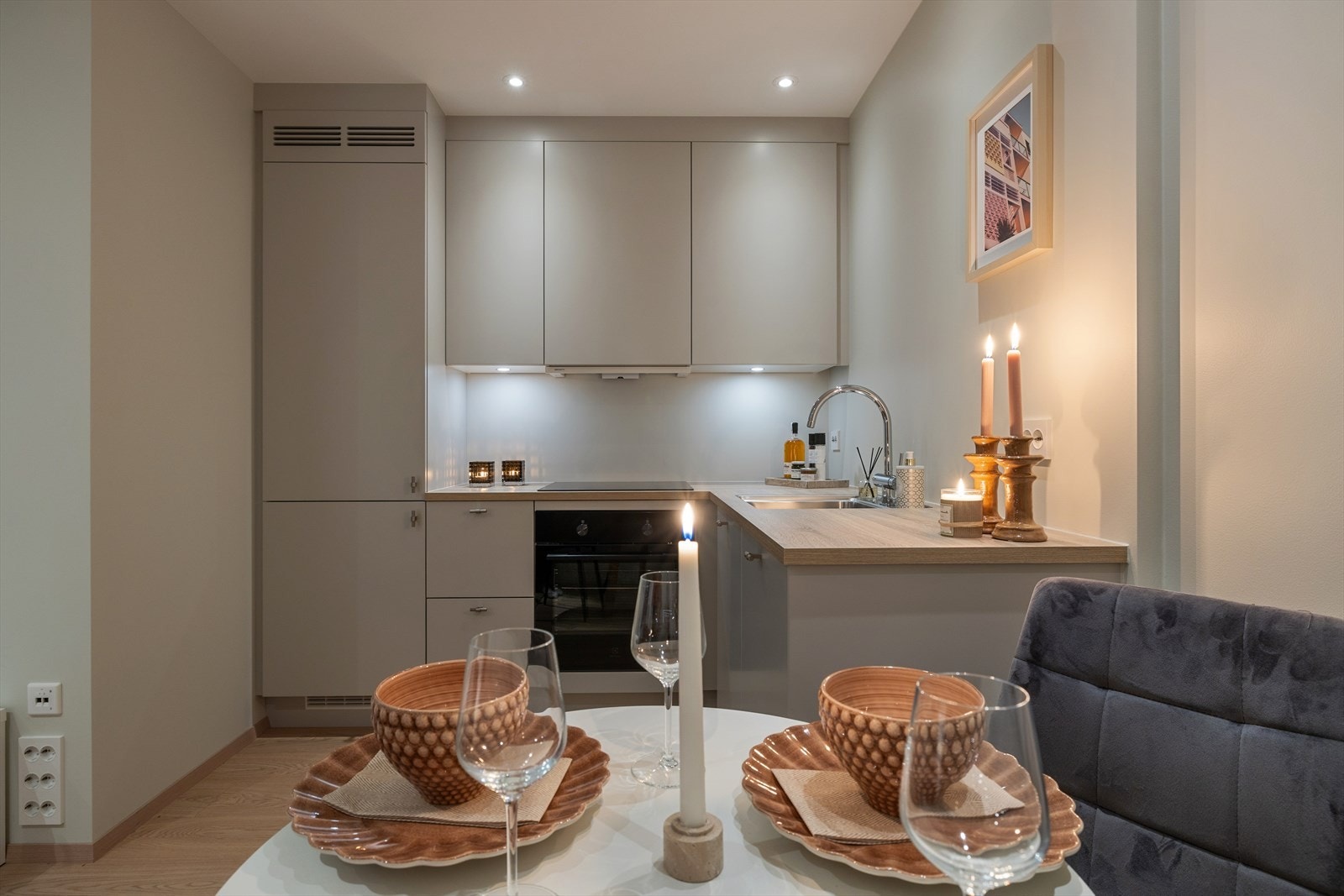 Stue og kjøkken er i åpen løsning, noe som gir en luftig og sosial sone. Galleribilde