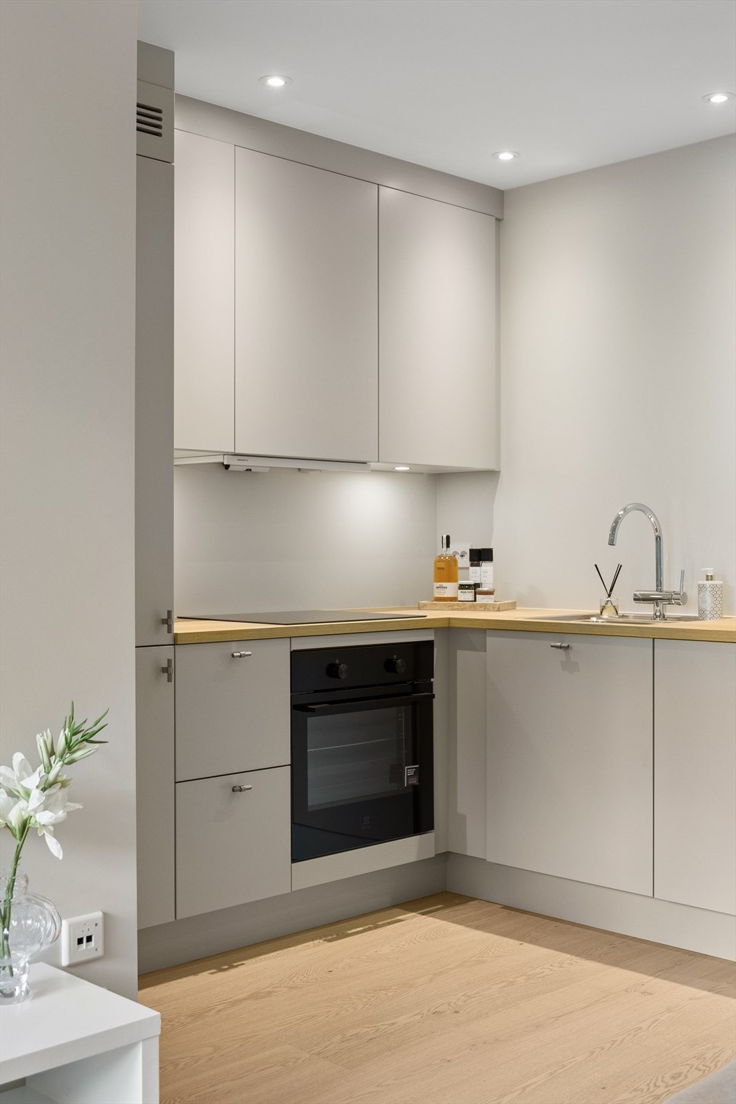 Kjøkkenet er fra kvalitetsleverandøren Strai og har integrerte hvitevarer som gir et helhetlig og moderne uttrykk. Galleribilde