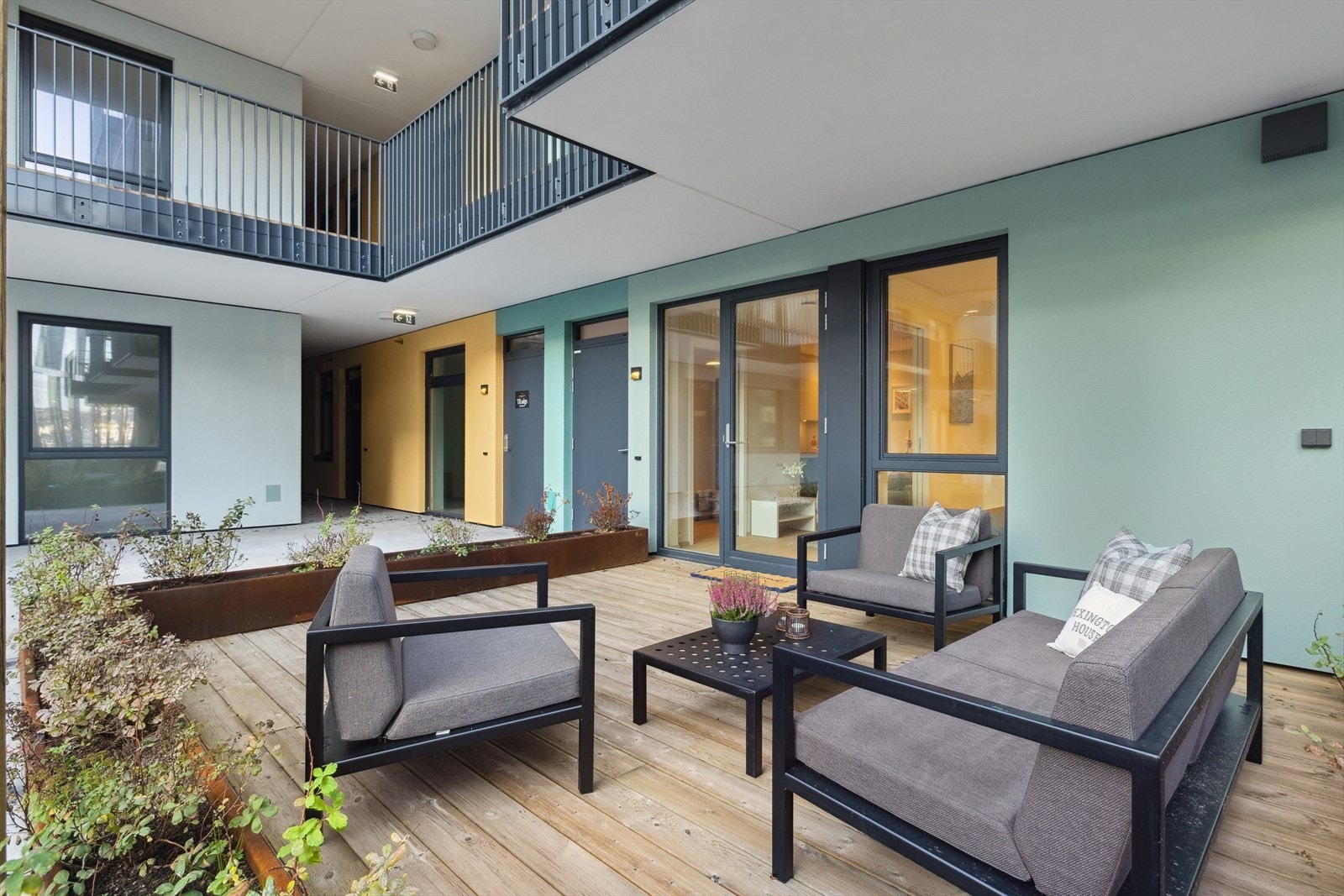 Terrassen er ca. 18 kvm og har god plass til sittegruppe og grill. Galleribilde