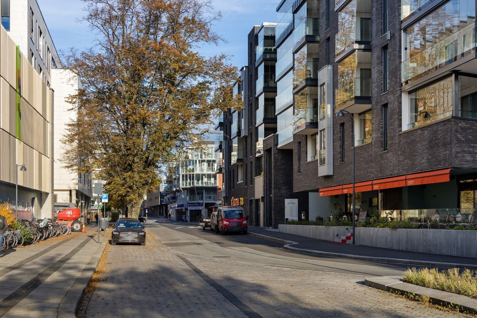 Første etasje inneholder dagligvarebutikk, restaurant og bakeri. Galleribilde