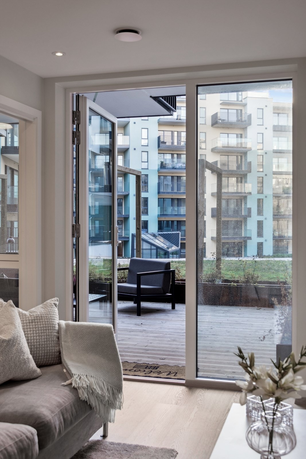 Fra stuen har man direkte utgang til terrassen. Galleribilde