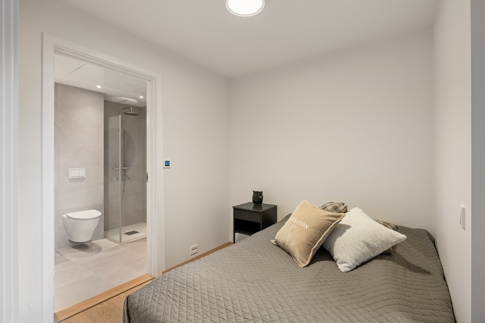 Soverommet har plass til dobbeltseng og nattbord. Fra soverommet er det direkte tilkomst til leilighetens bad. Galleribilde