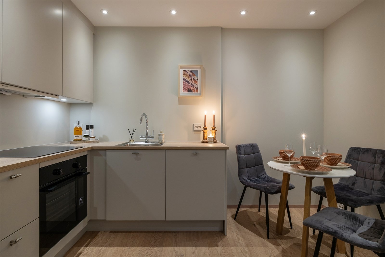 Kjøkkenet er moderne og funksjonelt, med lyse, slette fronter og benkeplate i laminat. Galleribilde