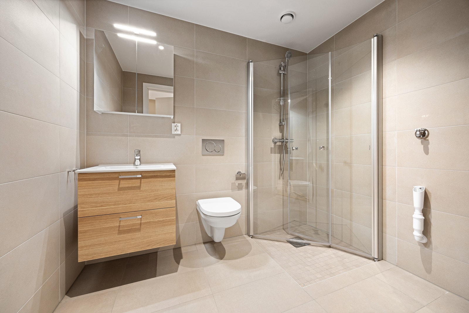 Lekker flislagt bad med downlights Galleribilde