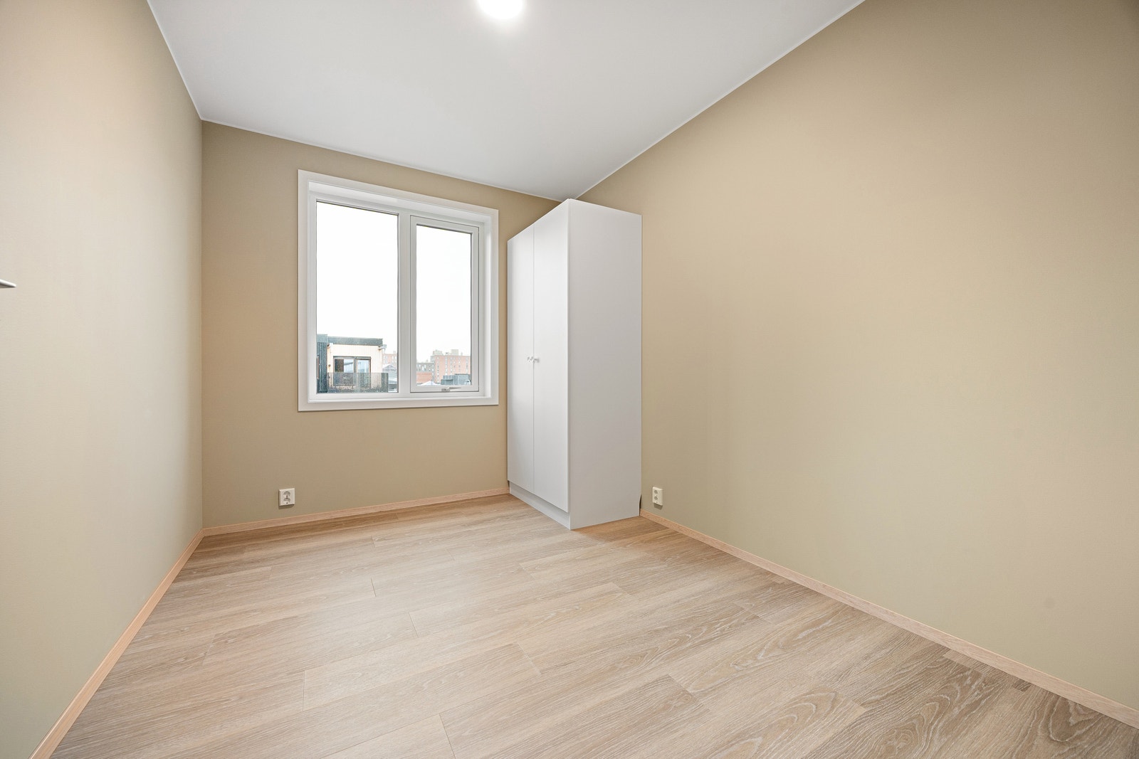 Soverom 2 med garderobeskap Galleribilde