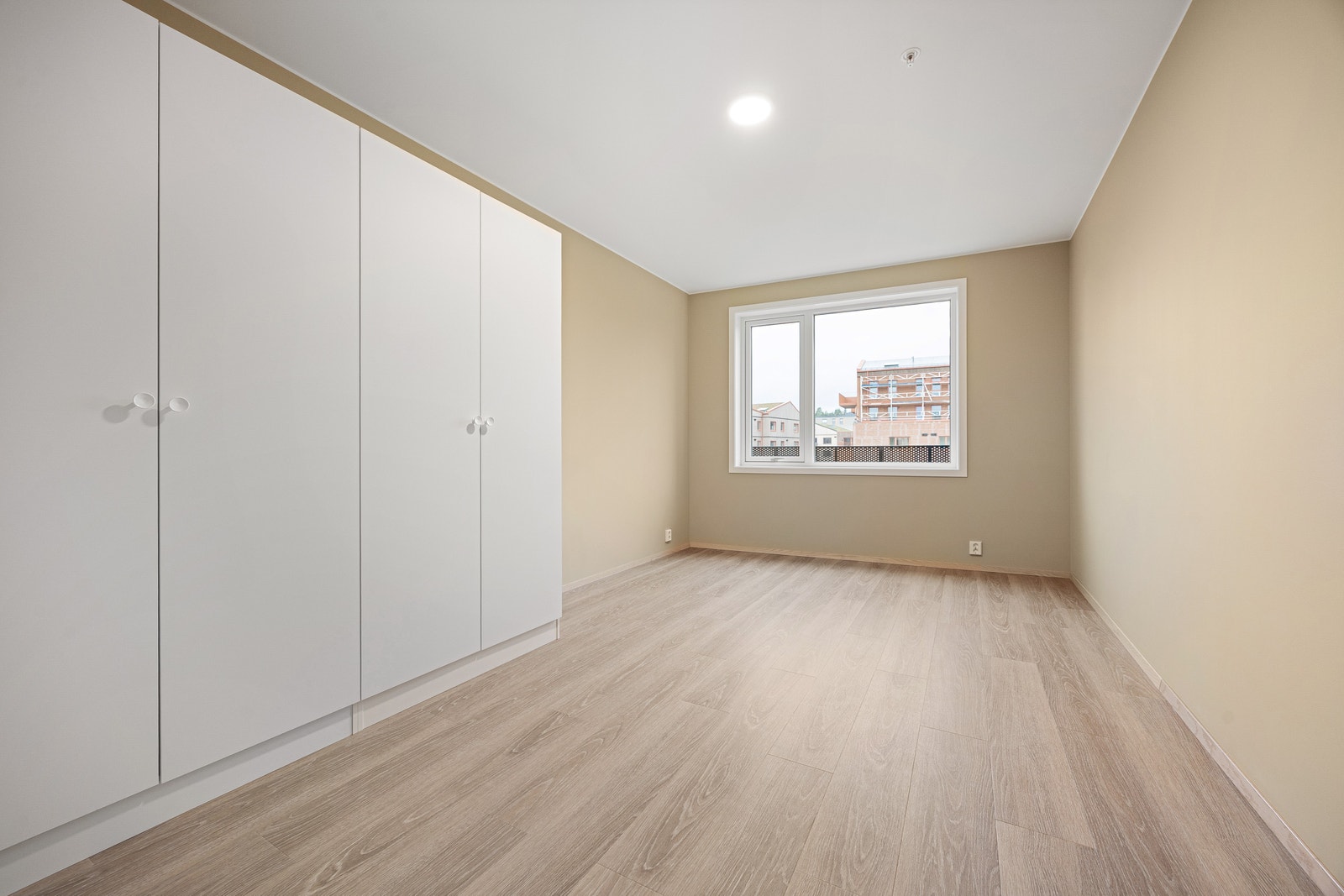 Soverom 1 hvor det er godt med skapplass Galleribilde