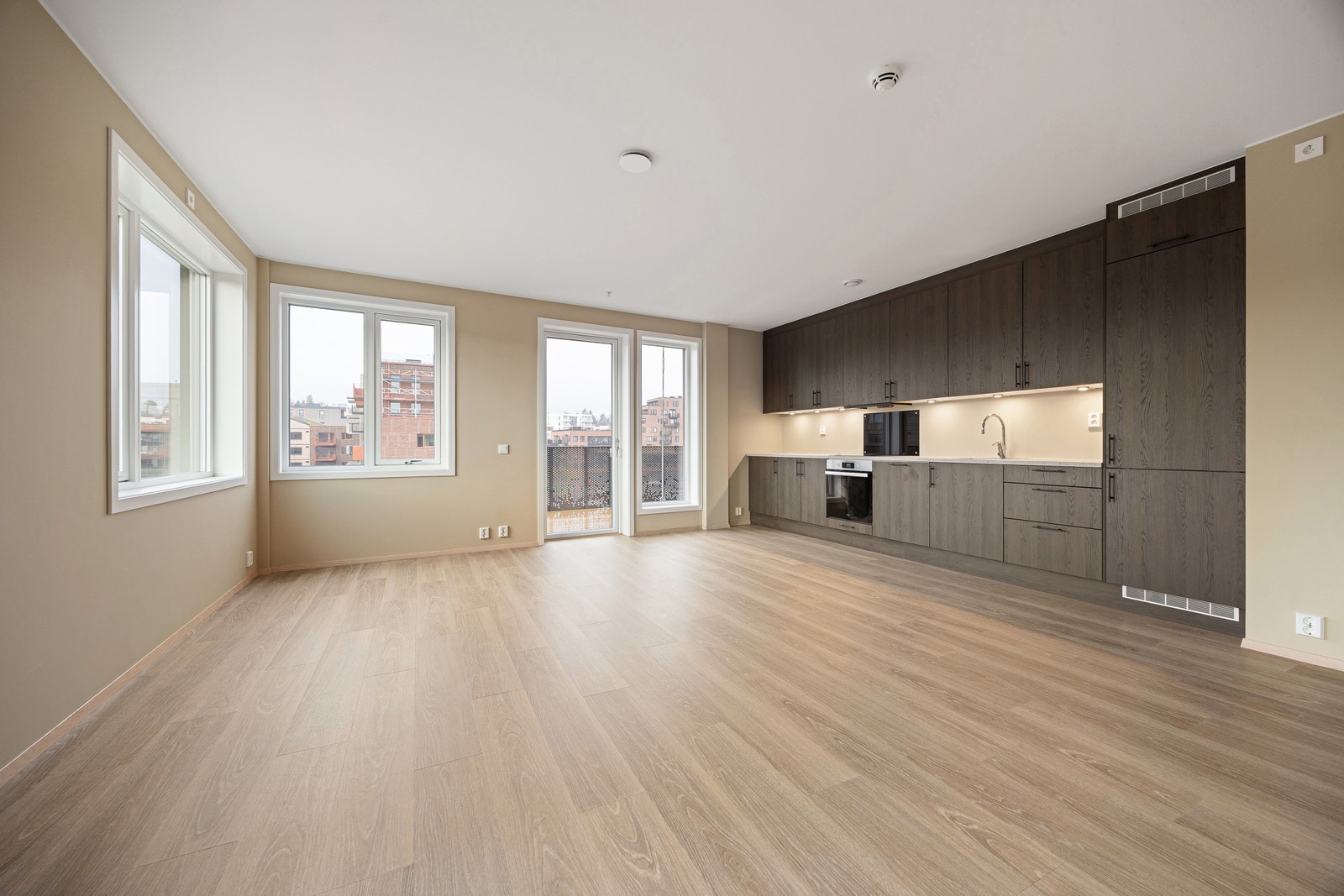 Flott kjøkken med alle hvitevarer. Rikelig med skap og benkeplass Galleribilde