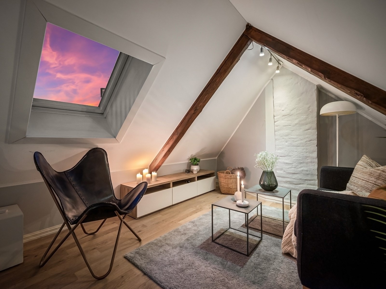 Vinduer fra 2023. Det er fin utsikt fra boligen. Galleribilde