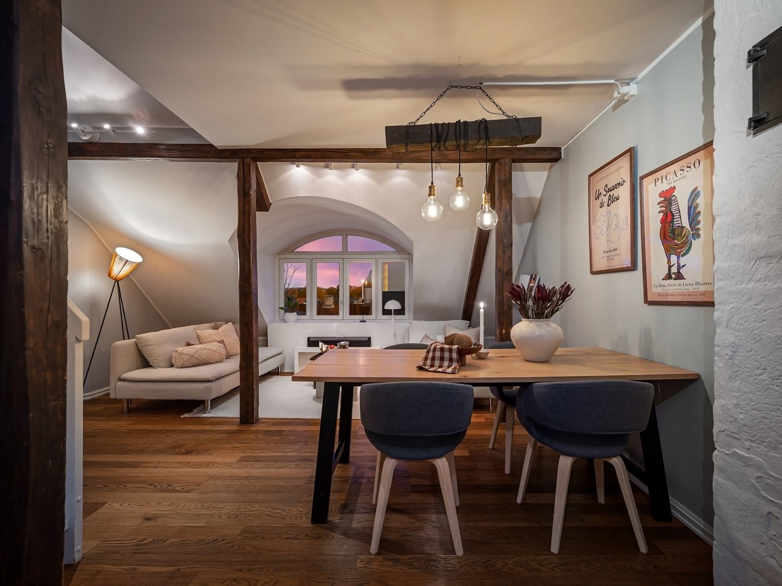En lys, særegen og innholdsrik loftsleilighet beliggende midt på St. Hanshaugen. Galleribilde