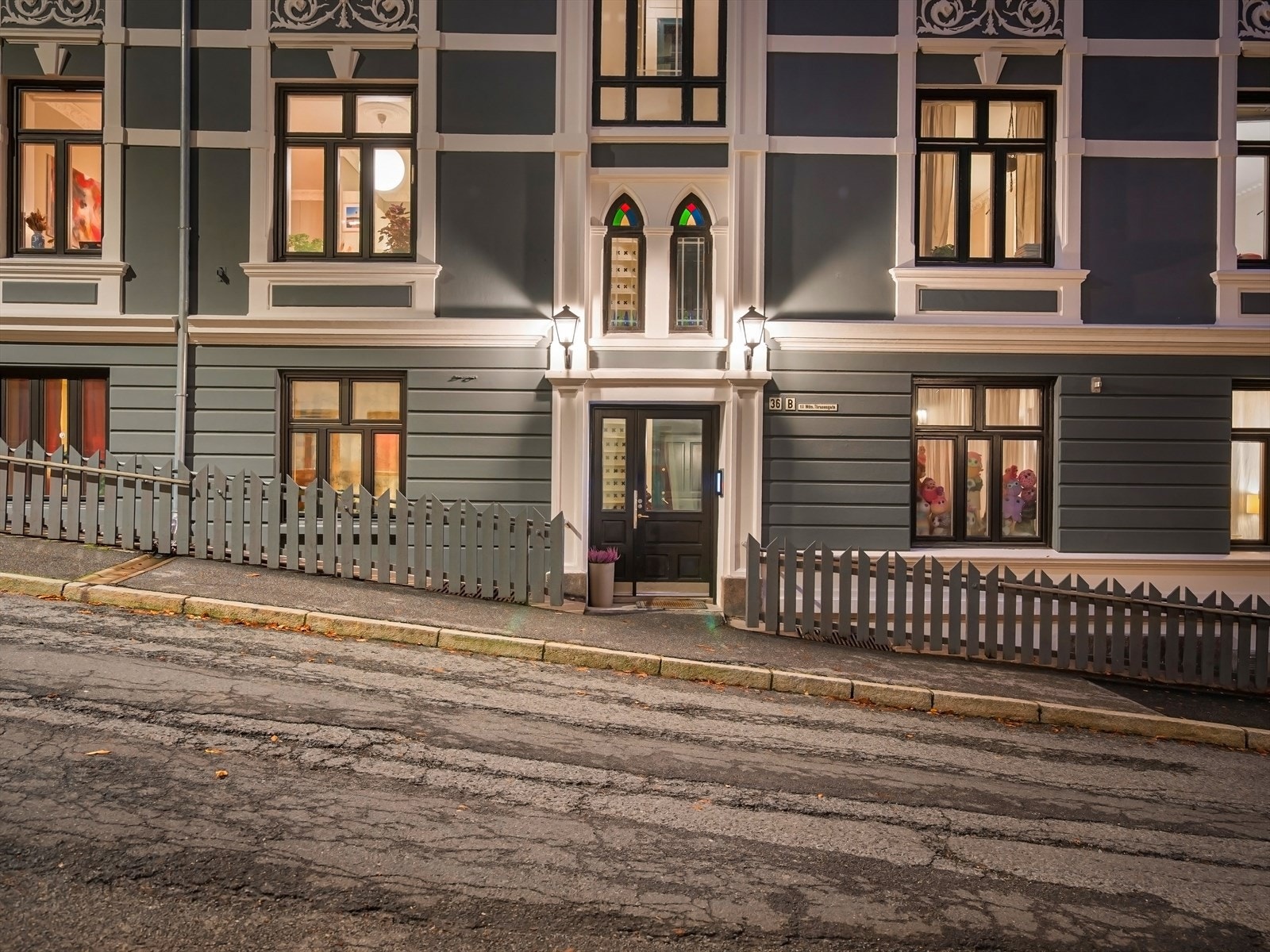 Inngang fra rolig sidegate. Galleribilde