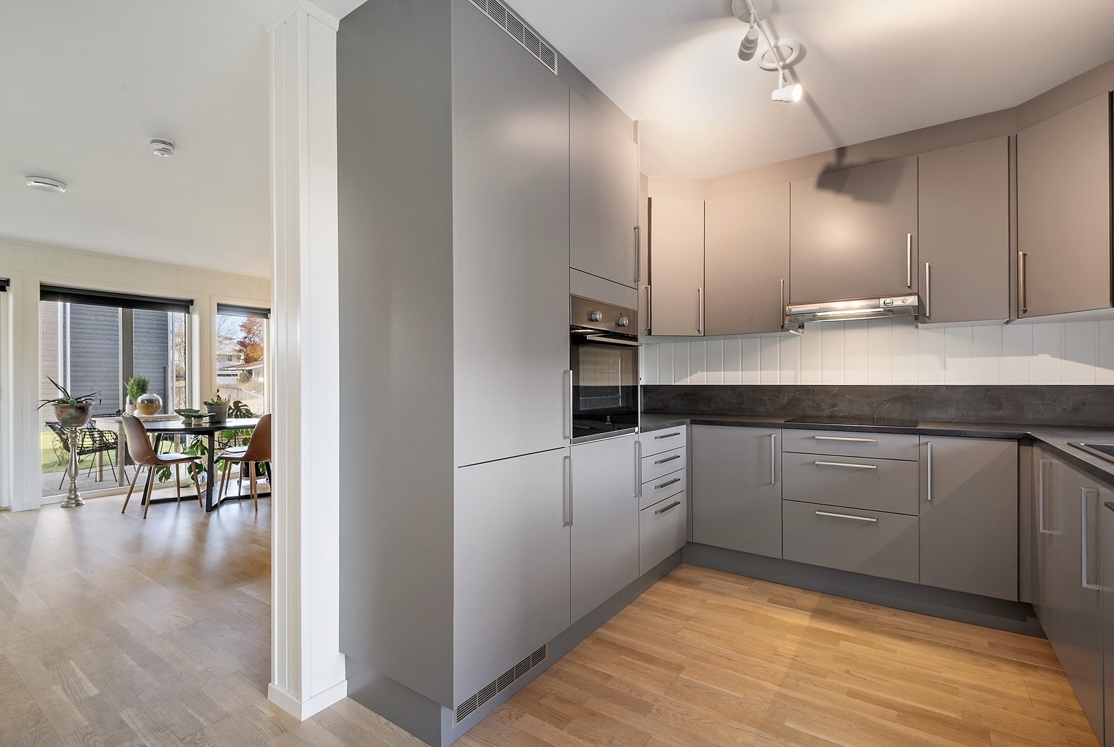 Smakfullt kjøkken med adkomst til stue. Galleribilde