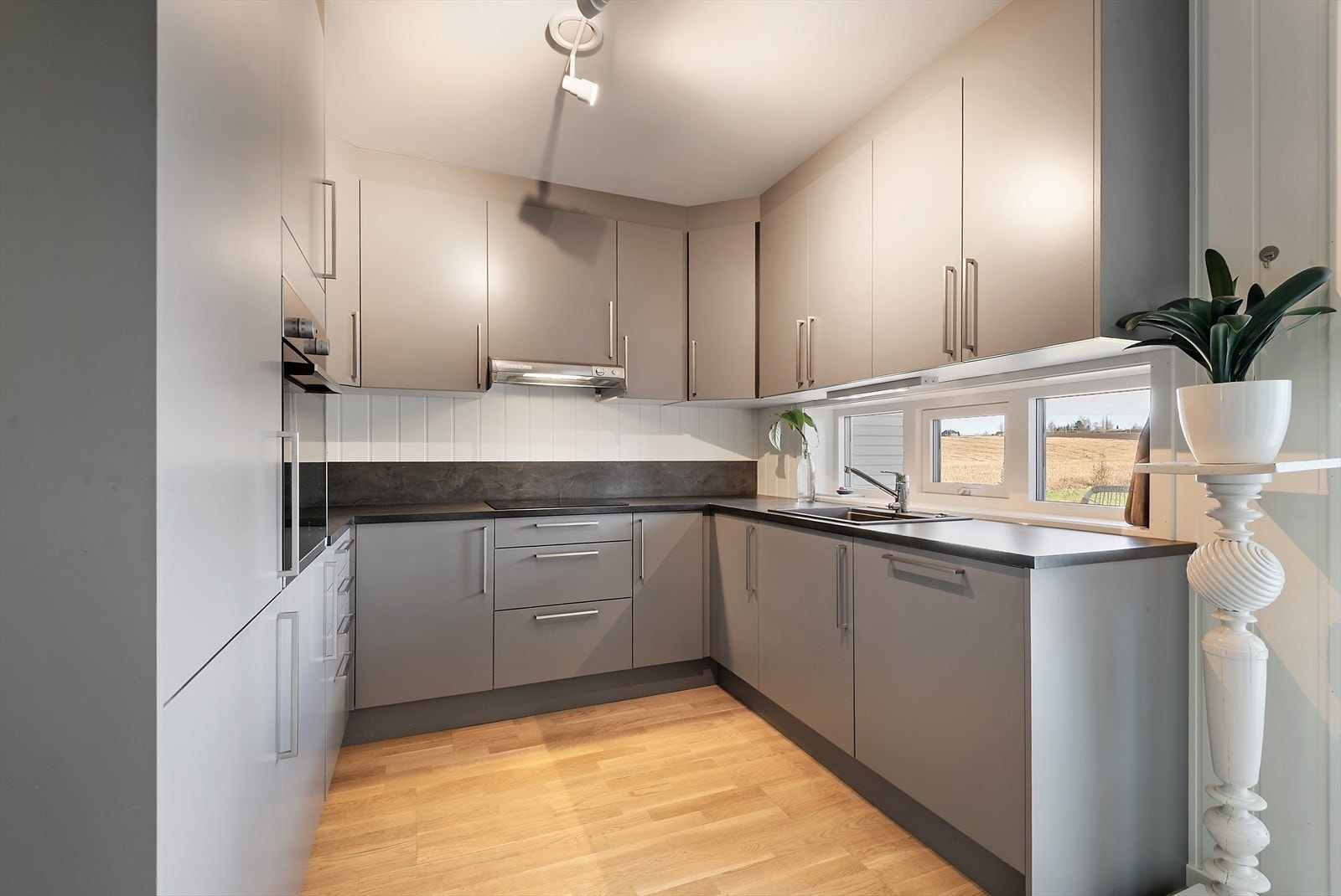 Kjøkken med innredning i u-løsning. Galleribilde