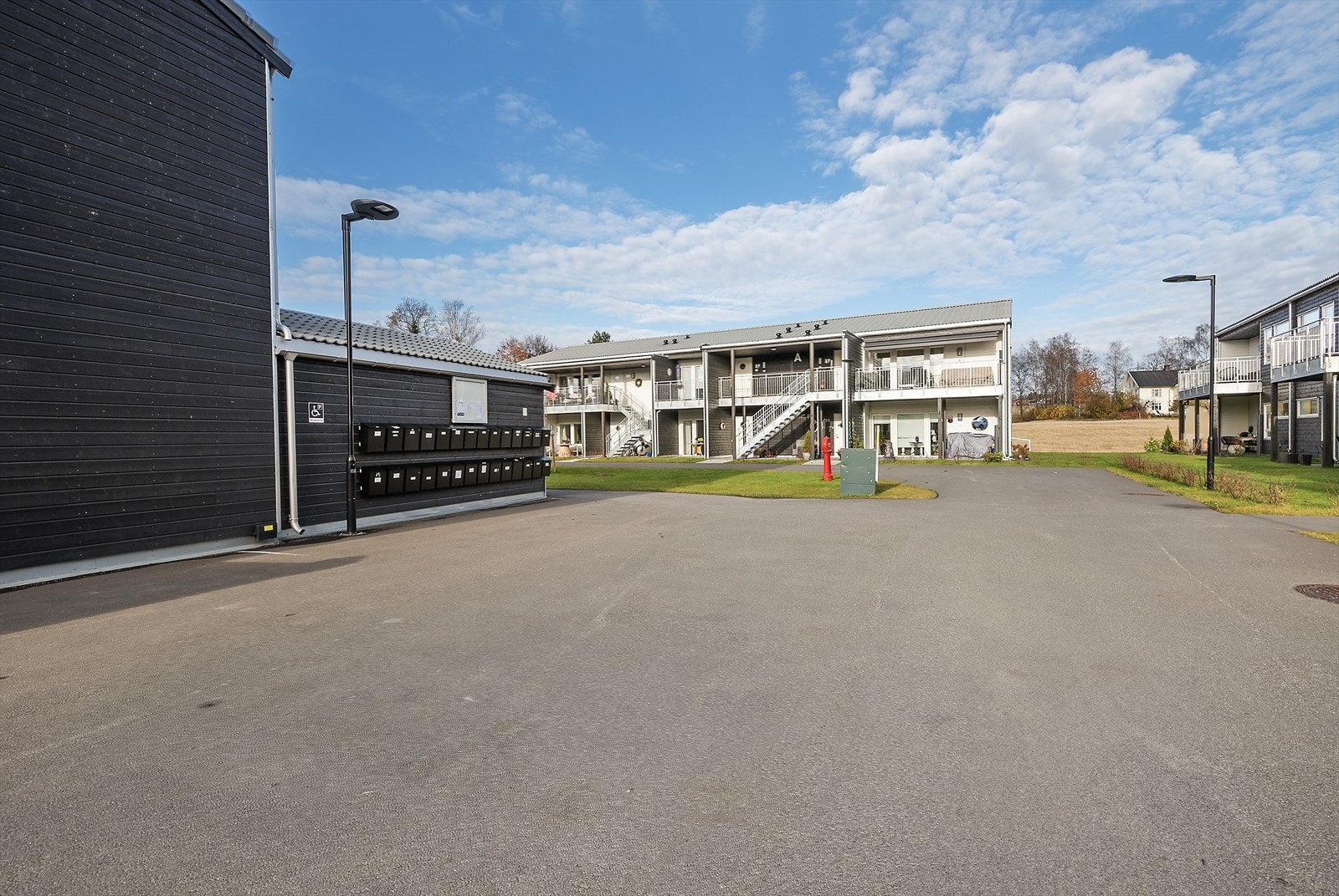 Felles postkassestativ ute. Galleribilde