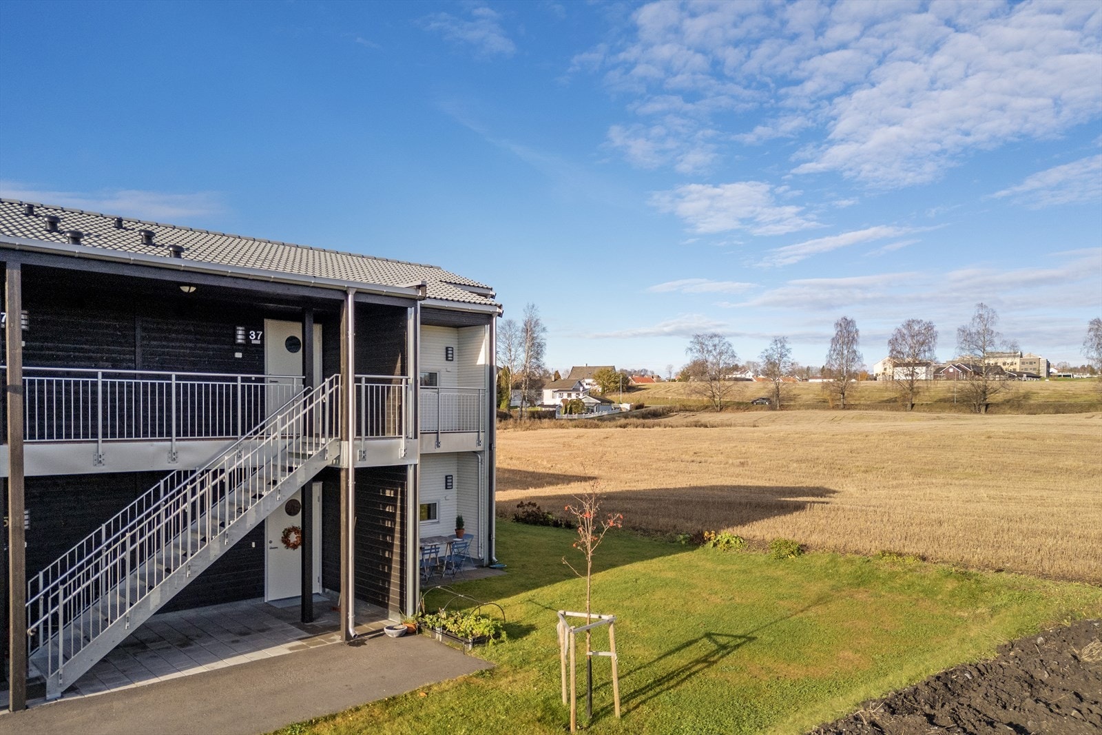 Landlig, men sentralt på Lena. Galleribilde