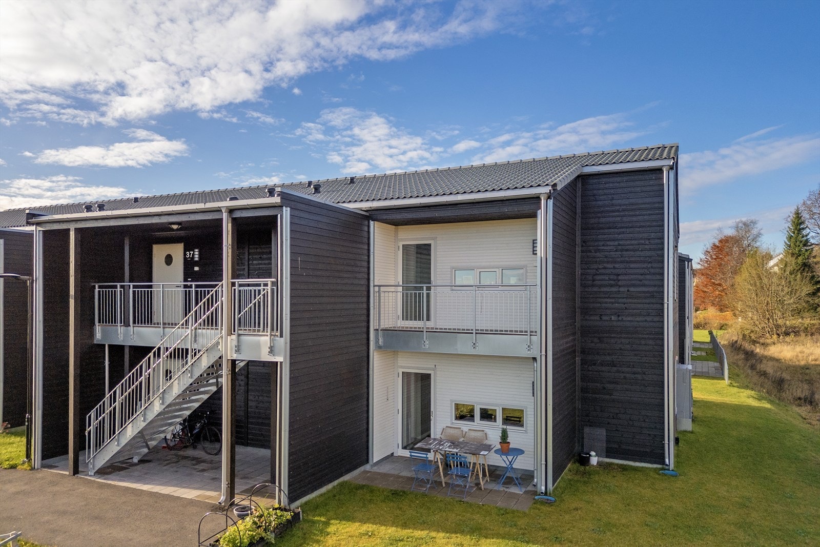 Gode uteplasser på begge sider av bygget. Galleribilde