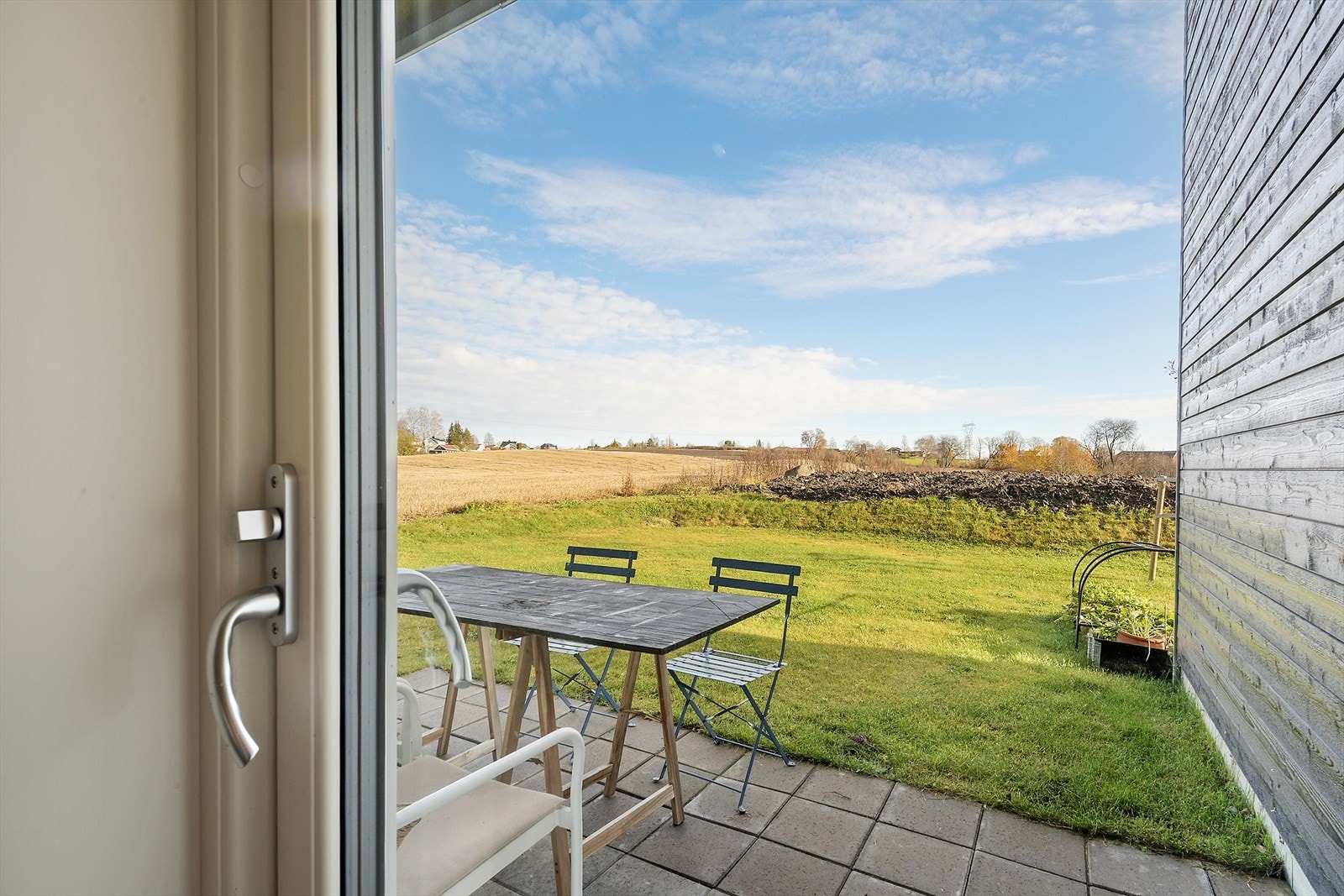 Hyggelig uteplass utenfor kjøkkenet. Galleribilde