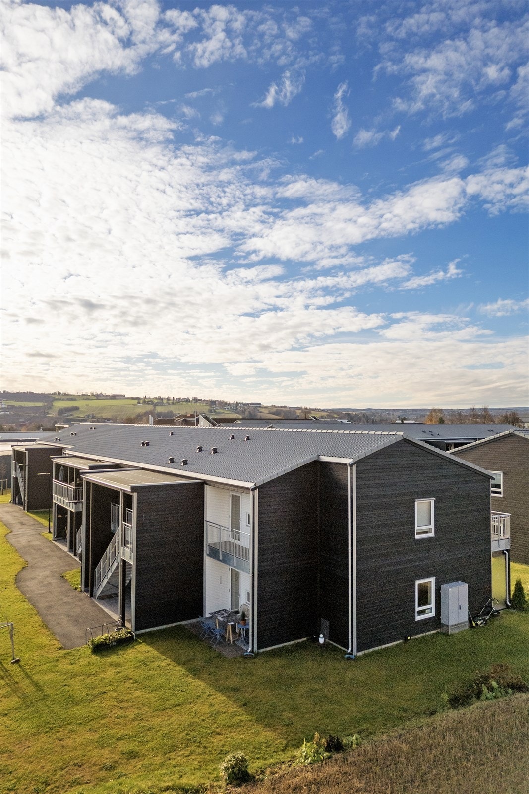 Tomt med plen og beplantning. Galleribilde