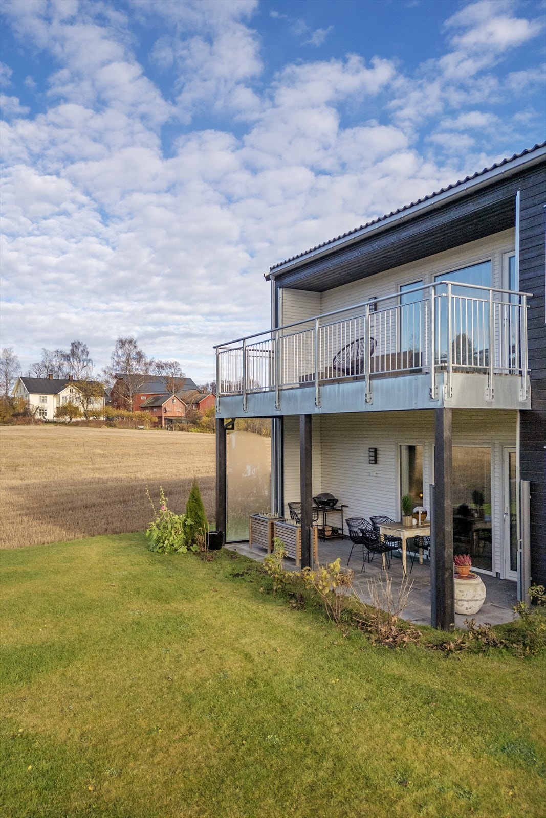 Nyte grilling og kos utendørs. Galleribilde