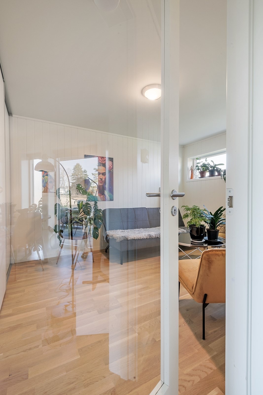 Stue med adkomst til soverom. Galleribilde