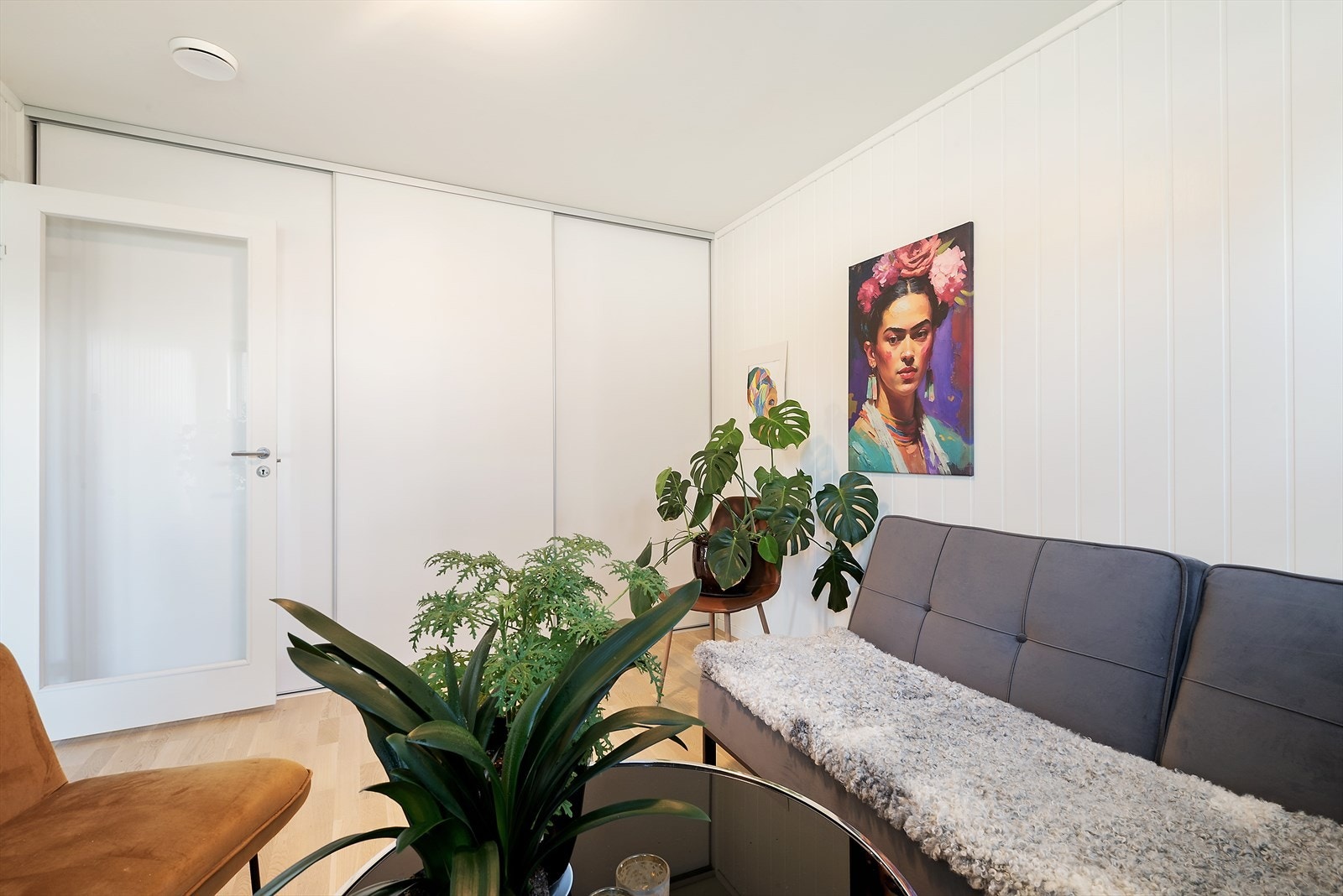 Soverommet har skyvedørsgarderobe. Galleribilde