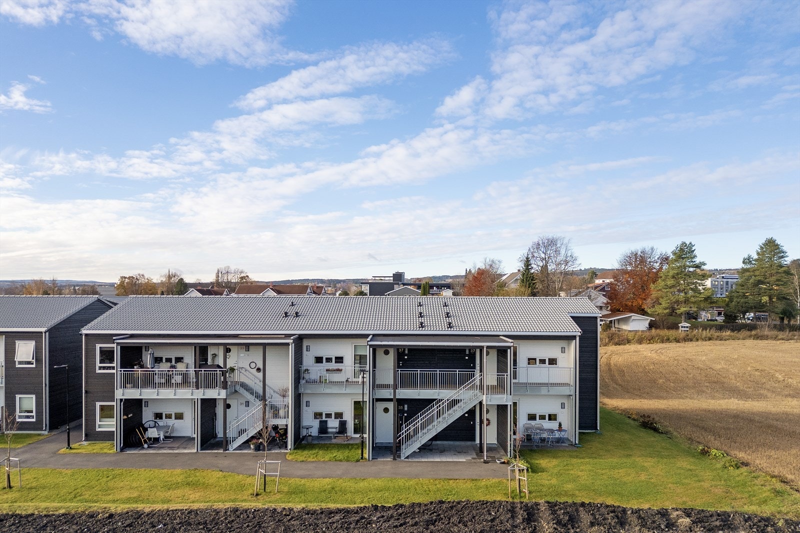 Skjermet uteplass på enden av bygget. Galleribilde