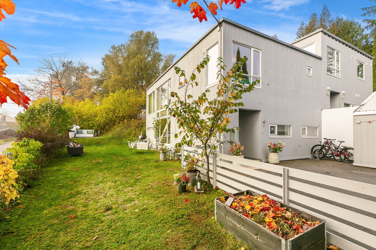 Ute åpenbarer det seg en pen opparbeidet, lun hage. Galleribilde