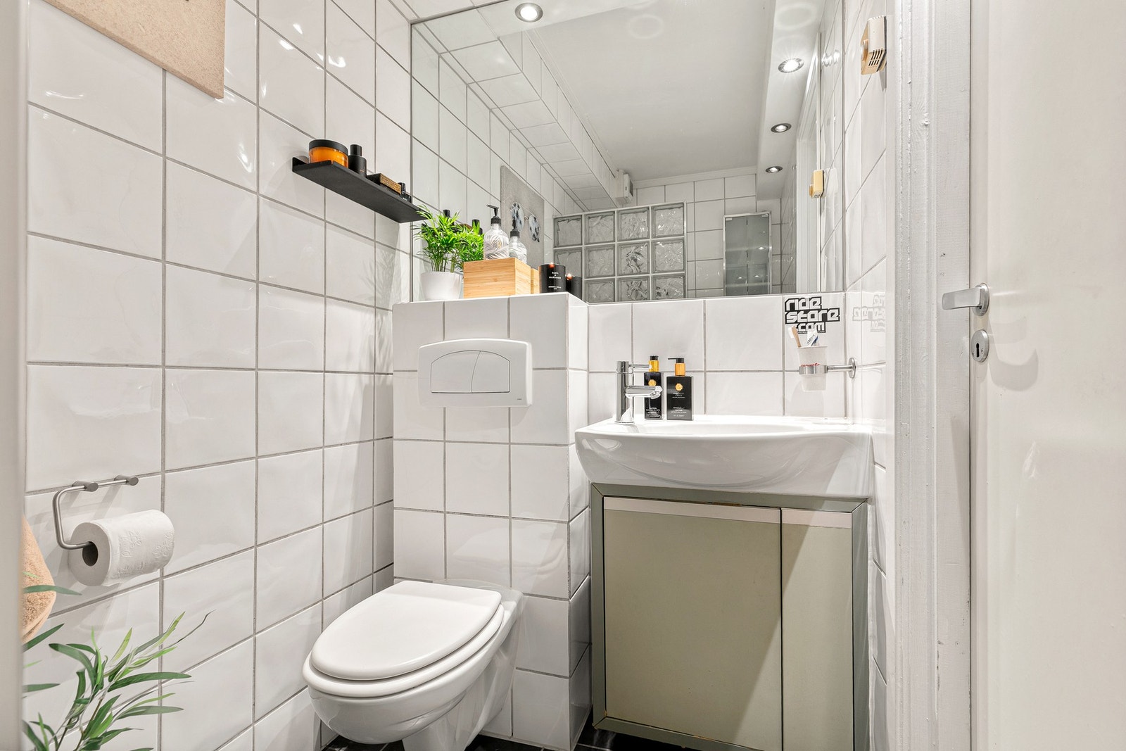 Badet i 1. etg. har en naturlig tilknytning til soverommene. (se planskisse) Galleribilde
